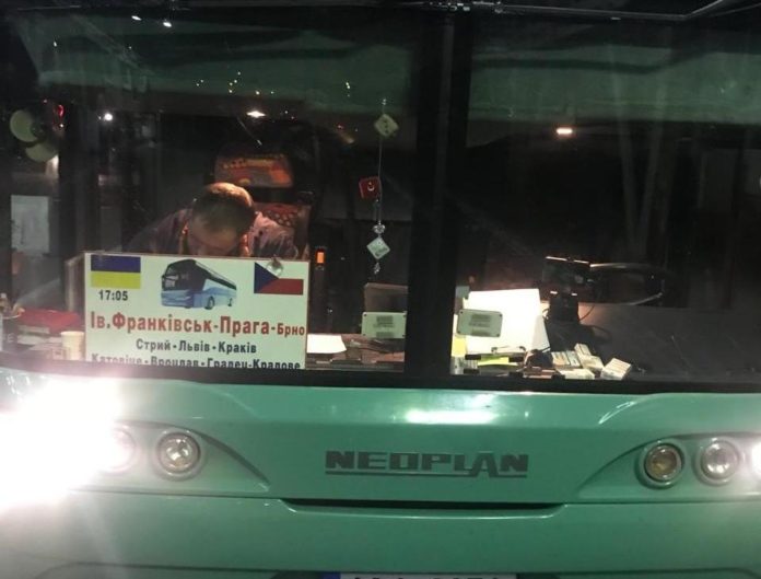 Водій рейсового автобуса намагався провезти через кордон майже 3 кілограми бурштину (фото) Водій рейсового автобуса намагався провезти через кордон майже 3 кілограми бурштину (фото)