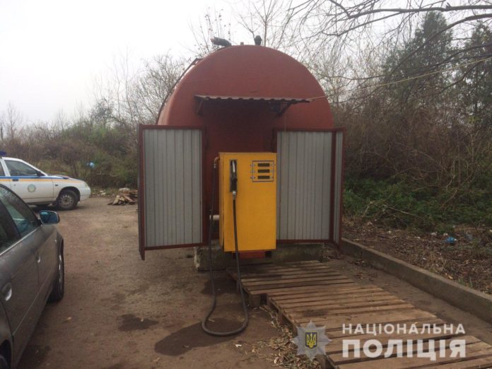 На Львівщині припинили діяльність нелегальної АЗС (фото) На Львівщині припинили діяльність нелегальної АЗС (фото)