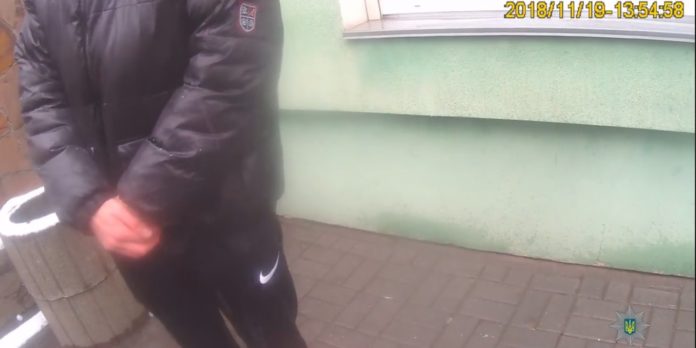 Патрульний затримав львів’янина, який пограбував дівчину (відео) Патрульний затримав львів’янина, який пограбував дівчину (відео)