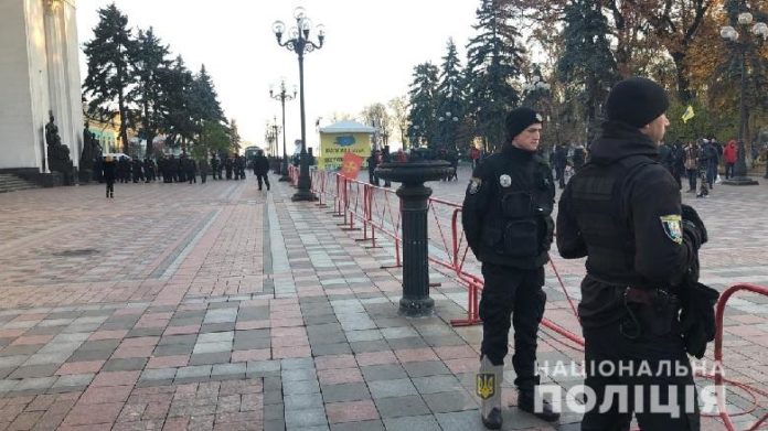 Під Раду приїхали «євробляхарі», поліція посилює охорону Під Раду приїхали «євробляхарі», поліція посилює охорону