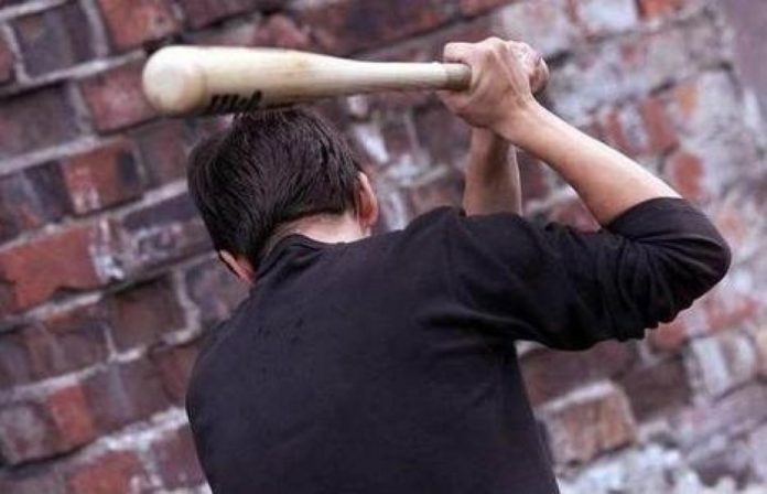 На Львівщині чоловік до смерті забив києм 86-річну бабусю На Львівщині чоловік до смерті забив києм 86-річну бабусю