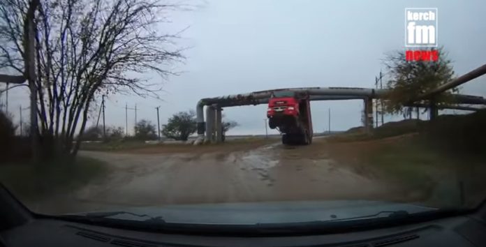 Вантажівка позбавила тепла мешканців Керчі: оприлюднено відео Вантажівка позбавила тепла мешканців Керчі: оприлюднено відео