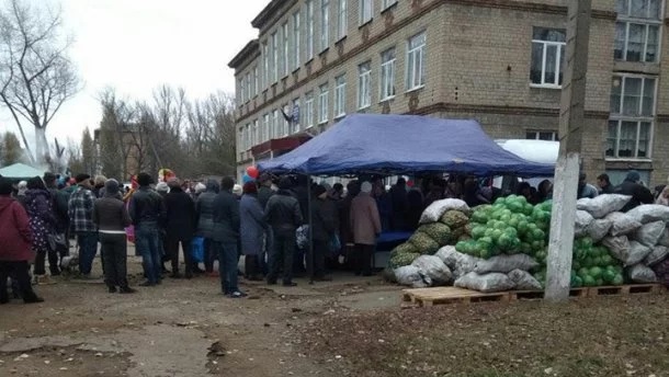 На "виборчих дільницях" на Донбасі організували пункти з продажу дешевих продуктів