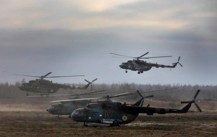 Вогонь та задимлене небо: видовищні кадри з навчань бійців десантно-штурмових військ (фото) Вогонь та задимлене небо: видовищні кадри з навчань бійців десантно-штурмових військ (фото)