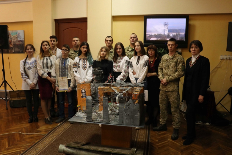 Учні львівського ліцею відтворили в інсталяції битву за Донецький аеропорт (фото)