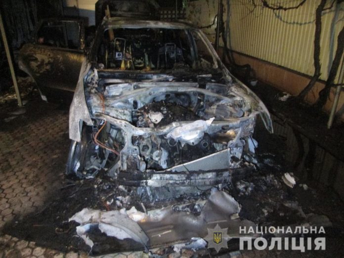 В Ужгороді невідомі спалили два автомобілі екс-керівника обласного УСБУ В Ужгороді невідомі спалили два автомобілі екс-керівника обласного УСБУ