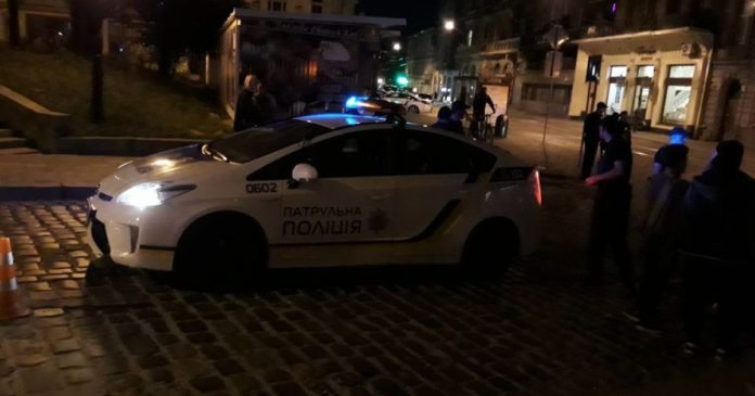У Львові під час затримання порушник зламав палець патрульному (фото) У Львові під час затримання порушник зламав палець патрульному (фото)