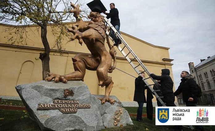 Львівських левів одягнули у студентські мантії (фото) Львівських левів одягнули у студентські мантії (фото)