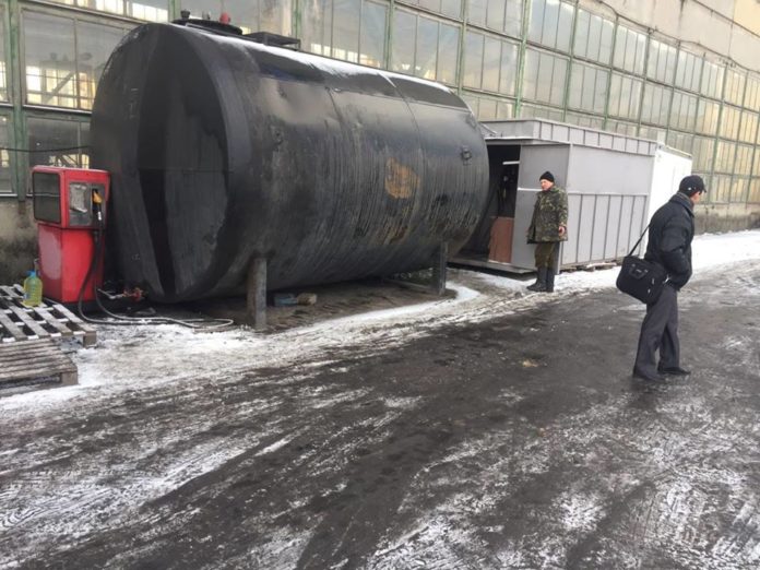 У Червонограді податківці виявили нелегальну АЗС (фото) У Червонограді податківці виявили нелегальну АЗС (фото)