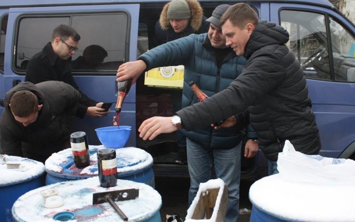 Львівські митники утилізували понад 180 л контрабандного алкоголю (фото) Львівські митники утилізували понад 180 л контрабандного алкоголю (фото)