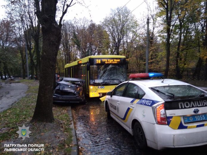 Патрульні розшукали водія, який в’їхав в переповнений автобус на Стрийській Патрульні розшукали водія, який в’їхав в переповнений автобус на Стрийській