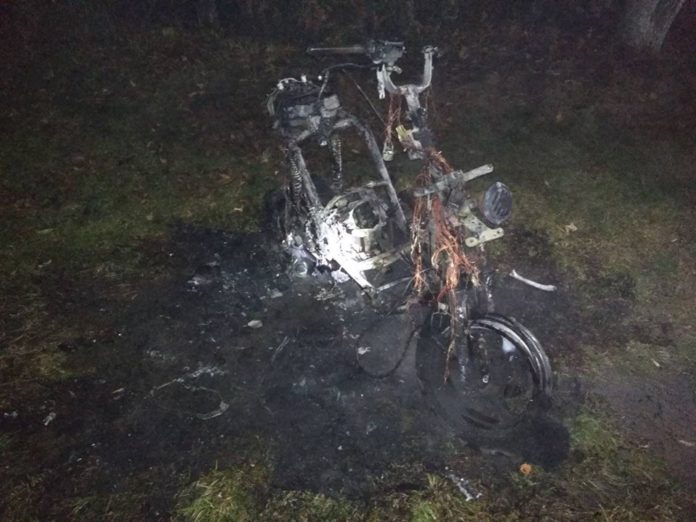 У Червонограді вщент згорів скутер У Червонограді вщент згорів скутер