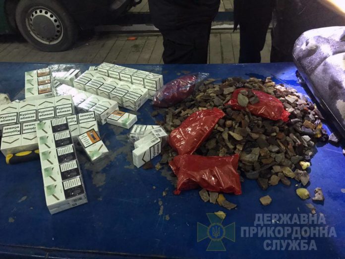 22-річна львів’янка везла контрабандою у бензобаку 8 кілограмів бурштину (відео) 22-річна львів’янка везла контрабандою у бензобаку 8 кілограмів бурштину (відео)