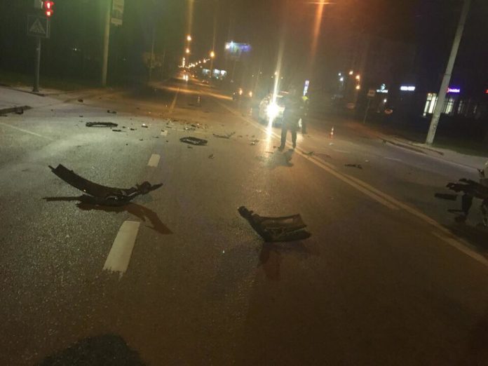 У Львові водій легковика, проігнорувавши світлофор, врізався в іншу автівку (фото) У Львові водій легковика, проігнорувавши світлофор, врізався в іншу автівку (фото)