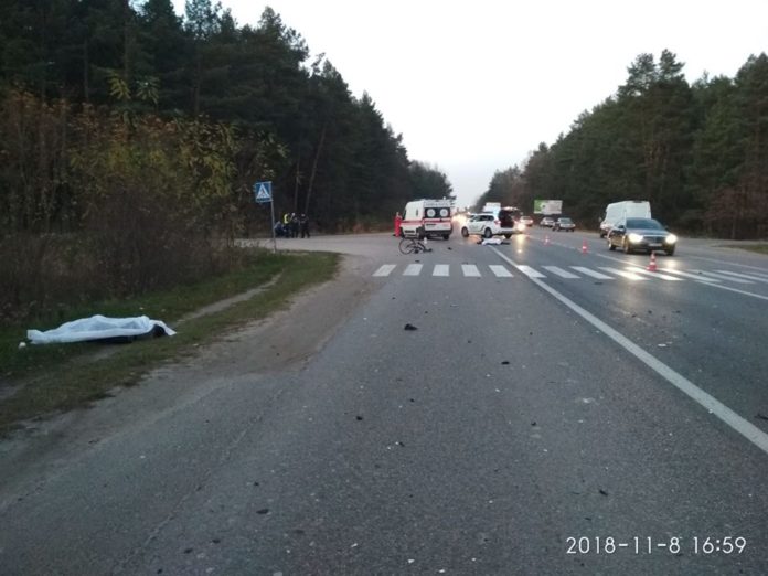 Біля Львова внаслідок зіткнення загинули мотоцикліст та велосипедист (фото) Біля Львова внаслідок зіткнення загинули мотоцикліст та велосипедист (фото)