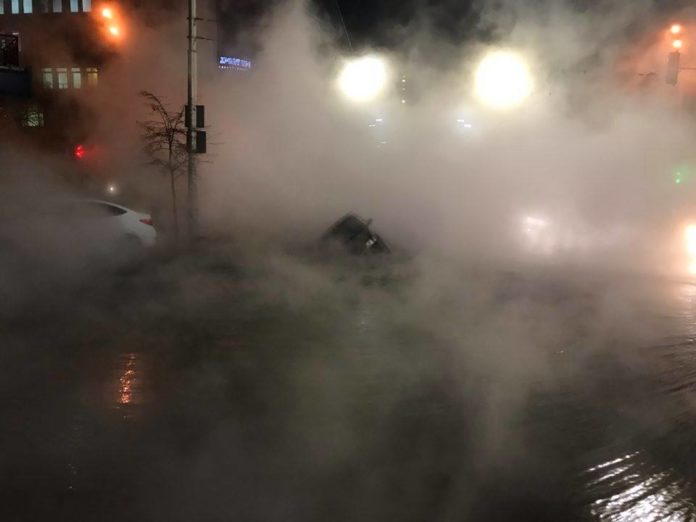 Центр Києва затопило: прорвало трубу із гарячою водою (відео) Центр Києва затопило: прорвало трубу із гарячою водою (відео)