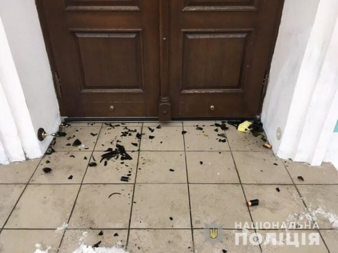 У Києві невідомі кинули в Андріївську церкву коктейль Молотова У Києві невідомі кинули в Андріївську церкву коктейль Молотова