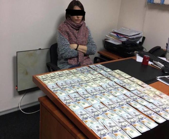 У Херсонській області керівник ДАБІ попався на хабарі (фото) У Херсонській області керівник ДАБІ попався на хабарі (фото)