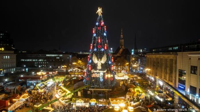 Найбільшу в світі різдвяну ялинку встановили у Дортмунді Найбільшу в світі різдвяну ялинку встановили у Дортмунді