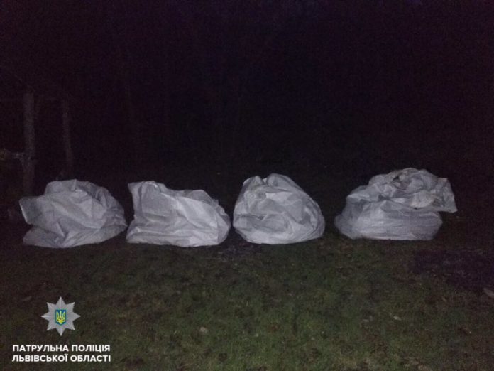 На Львівщині затримали чоловіка, що намагався пограбувати заповідник (фото) На Львівщині затримали чоловіка, що намагався пограбувати заповідник (фото)