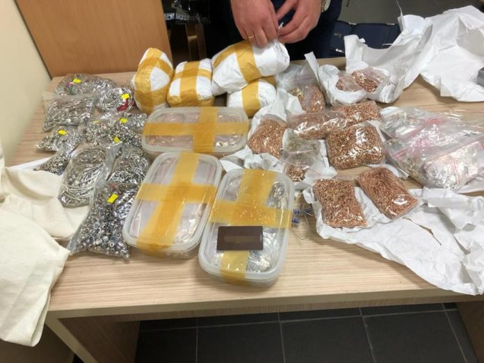 У Львові СБУ провела спецоперацію та викрила зловмисника, який нелегально віз 17 кг золота (фото) У Львові СБУ провела спецоперацію та викрила зловмисника, який нелегально віз 17 кг золота (фото)