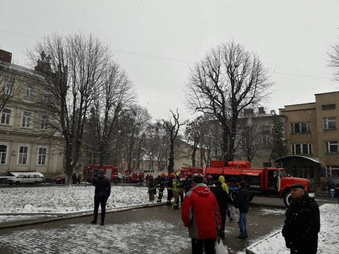 З лікарні, яка палає, у Львові евакуйовують пацієнтів та персонал (фото) З лікарні, яка палає, у Львові евакуйовують пацієнтів та персонал (фото)
