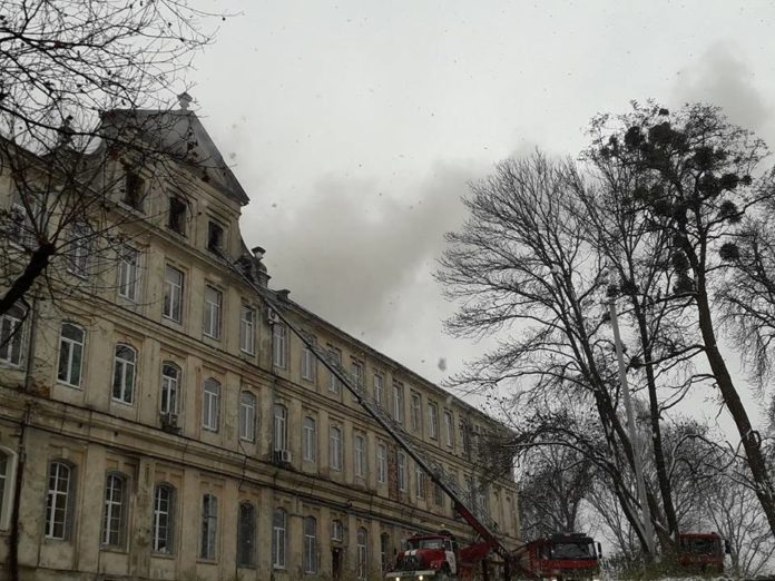 У Львові горить обласна клінічна лікарня (фото) У Львові горить обласна клінічна лікарня (фото)