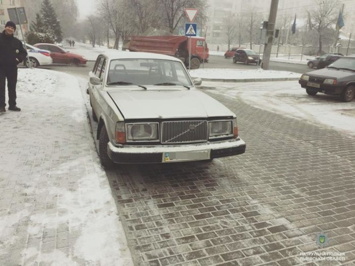 У Львові патрульні знайшли автомобіль, який вранці був викрадений (фото) У Львові патрульні знайшли автомобіль, який вранці був викрадений (фото)