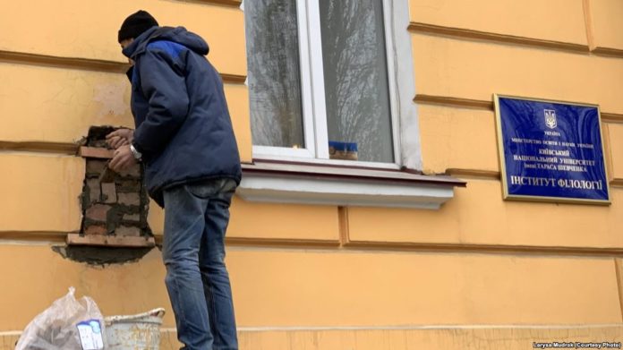 Із будівлі КНУ зняли пам’ятну дошку організатору Голодомору Із будівлі КНУ зняли пам’ятну дошку організатору Голодомору
