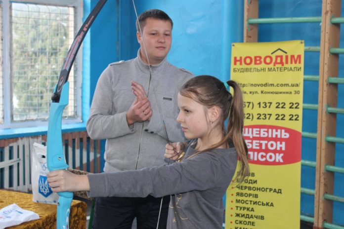 Заслужений майстер спорту України навчав львівських школярів стрільби з лука (фото) Заслужений майстер спорту України навчав львівських школярів стрільби з лука (фото)