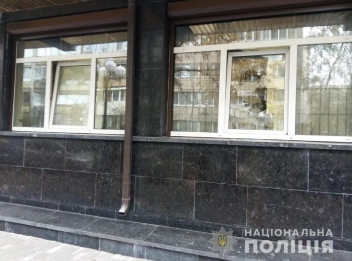 В Києві житель Вінниці розбив два вікна в будівлі Генпрокуратури В Києві житель Вінниці розбив два вікна в будівлі Генпрокуратури