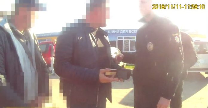 Львівські патрульні затримали п’яного водія, який оголював статеві органи (відео) Львівські патрульні затримали п’яного водія, який оголював статеві органи (відео)