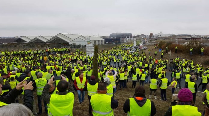 У Франції проходять масштабні протести, є жертви (відео, фото) У Франції проходять масштабні протести, є жертви (відео, фото)
