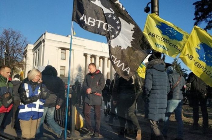 Прийнято рішення про розблокування шляхів, які перекрили «євробляхери», – Аваков Прийнято рішення про розблокування шляхів, які перекрили «євробляхери», – Аваков