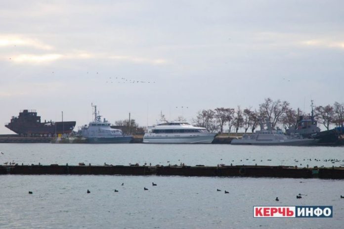 Окупанти заарештували 12 українських моряків Окупанти заарештували 12 українських моряків