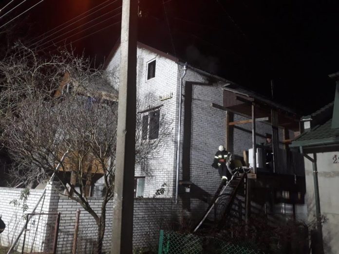 У Львові горів двоповерховий житловий будинок (фото) У Львові горів двоповерховий житловий будинок (фото)