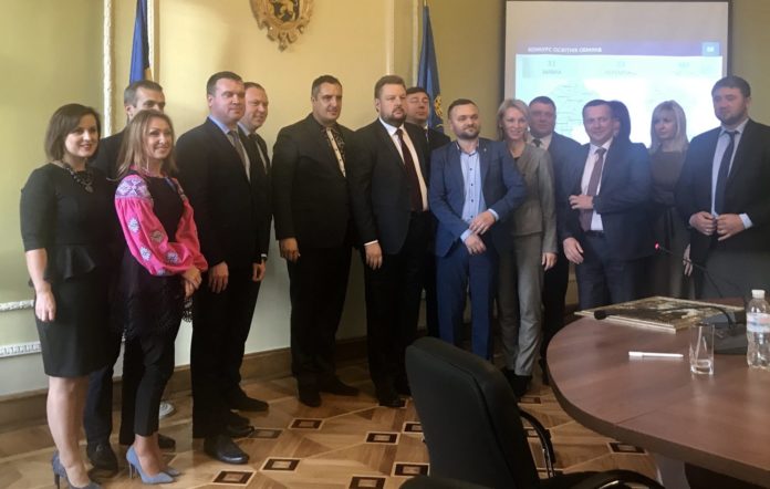 Змінимо країну разом: Львівщина надалі співпрацюватиме з Луганщиною (фото) Змінимо країну разом: Львівщина надалі співпрацюватиме з Луганщиною (фото)