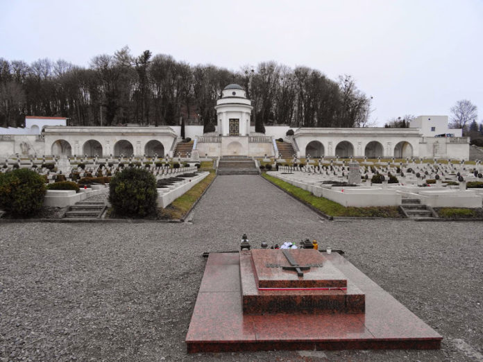 На Личаківському кладовищі польські студенти намагались вчинити провокацію На Личаківському кладовищі польські студенти намагались вчинити провокацію