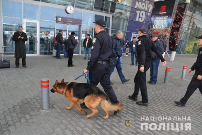 В аеропорту «Львів» правоохоронці посилили патрулювання (відео) В аеропорту «Львів» правоохоронці посилили патрулювання (відео)