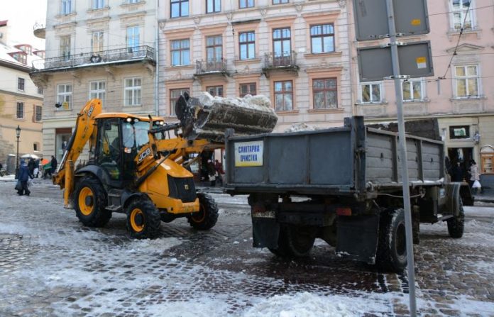 На дороги Львова виїхало 64 одиниці снігоприбиральної техніки На дороги Львова виїхало 64 одиниці снігоприбиральної техніки