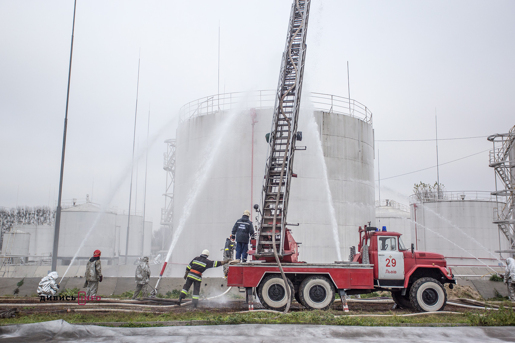 Як рятувальники гасили імітовану пожежу на нафтобазі у Львові (фоторепортаж)