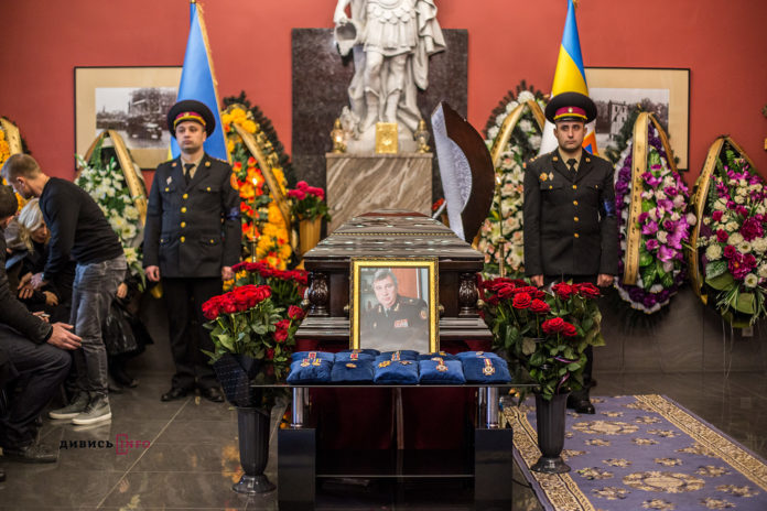 Як у Львові прощаються з багаторічним очільником ДСНС області (фоторепортаж) Як у Львові прощаються з багаторічним очільником ДСНС області (фоторепортаж)