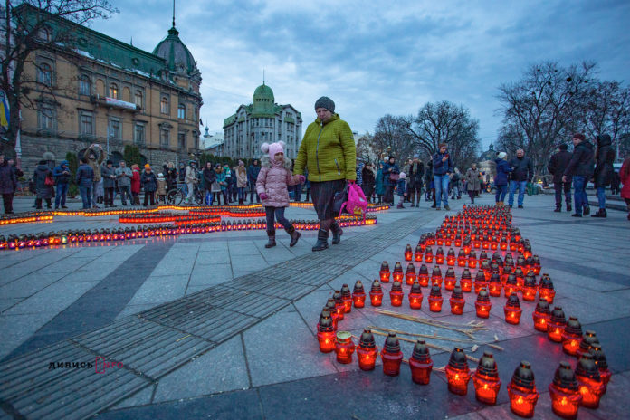 Сотні свічок та спільна молитва: як у Львові вшановують пам’ять жертв Голодомору (фоторепортаж)