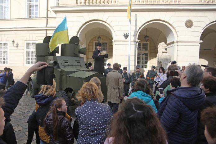 На площі Ринок у Львові провели наймасовіший урок історії На площі Ринок у Львові провели наймасовіший урок історії