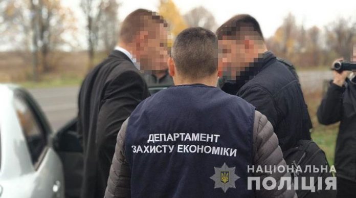 На Львівщині затримали на хабарі у тисячу доларів голову РДА (фото) На Львівщині затримали на хабарі у тисячу доларів голову РДА (фото)