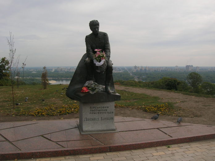 У Києві, біля пам’ятника Бикову, виявили могилу немовляти У Києві, біля пам’ятника Бикову, виявили могилу немовляти