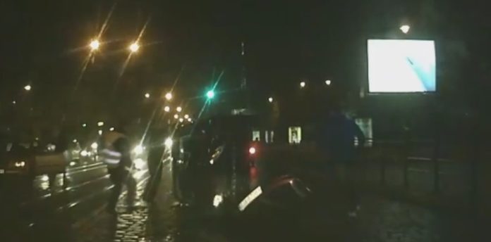 У Львові водій, тікаючи від поліції, перекинувся (відео) У Львові водій, тікаючи від поліції, перекинувся (відео)