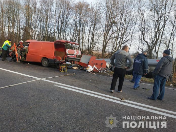 Троє осіб загинули на Рівненщині внаслідок зіткнення мікроавтобуса та вантажівки (фото, відео) Троє осіб загинули на Рівненщині внаслідок зіткнення мікроавтобуса та вантажівки (фото, відео)