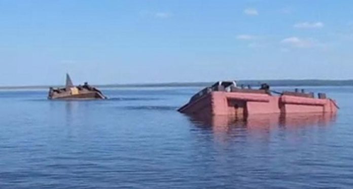 В Азовському морі затонула російська баржа В Азовському морі затонула російська баржа