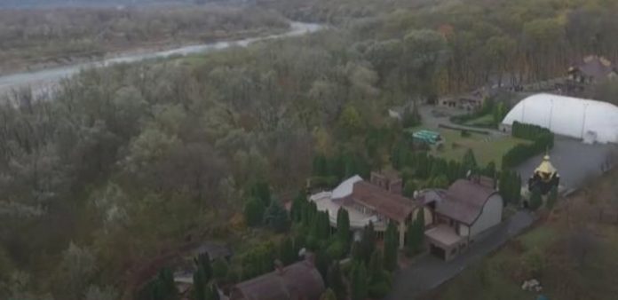 У предстоятеля УПЦ (МП) Онуфрія виявили маєток із вертолітним майданчиком (відео) У предстоятеля УПЦ (МП) Онуфрія виявили маєток із вертолітним майданчиком (відео)